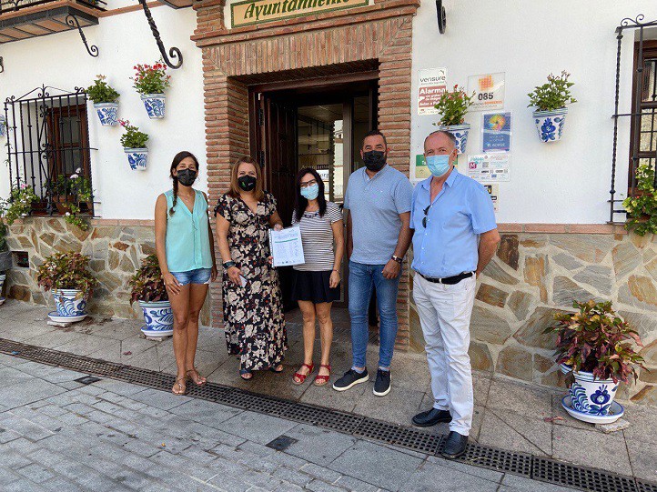 Una quincena de vecinos de El Borge reciben el diploma de un curso de cualificación profesional