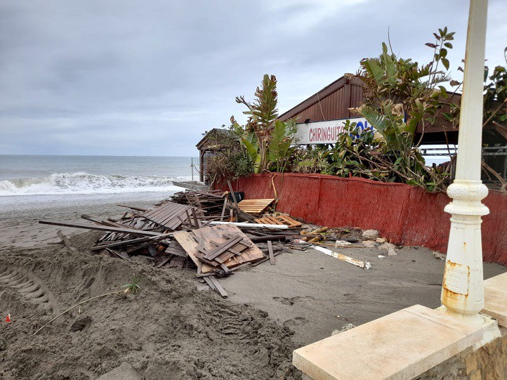 El temporal deja un reguero de daños en las playas de la Axarquía