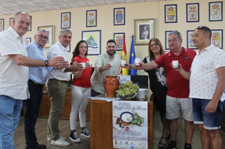 El Ayuntamiento de Almáchar ha dispuesto de autobuses desde Vélez para la Fiesta del Ajoblanco