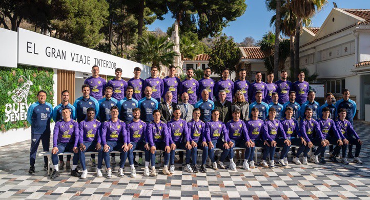 El presidente de la Fundación Cueva de Nerja recibe al Málaga CF en su visita a la cavidad