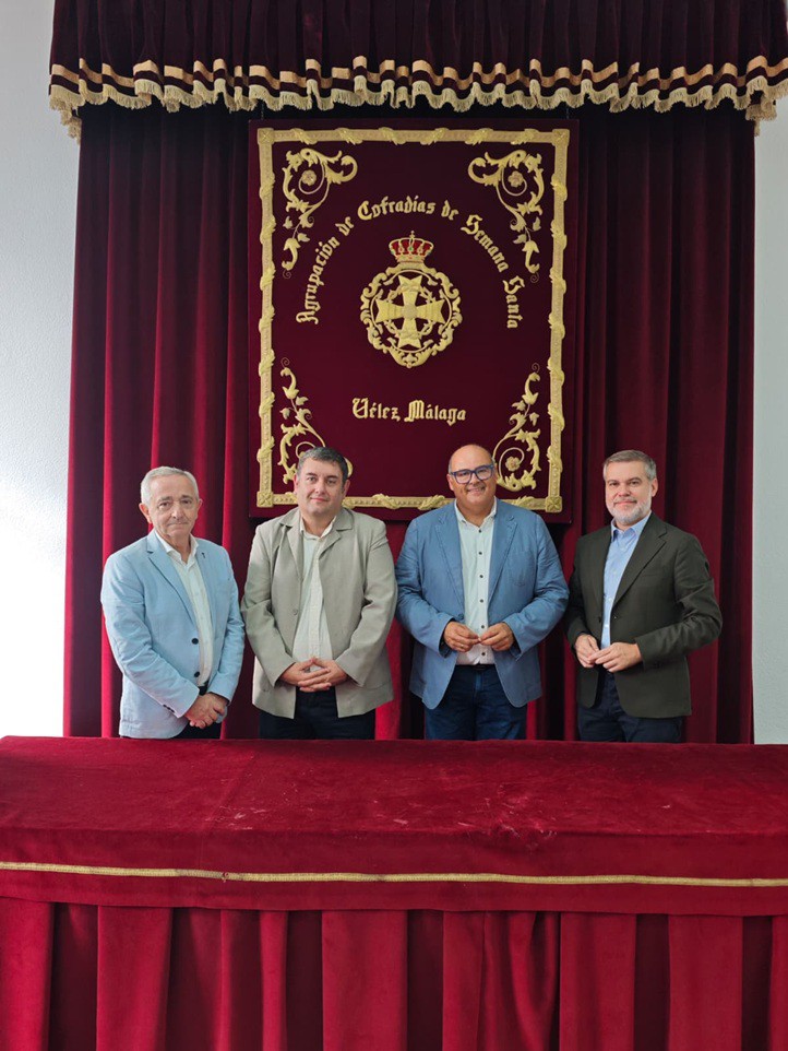 Israel Cornejo y Miguel Flores, autor del cartel y pregonero de la Semana Santa veleña 2026