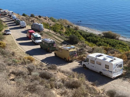 Ecologistas denuncian ocupación de los acantilados de Maro por caravanas