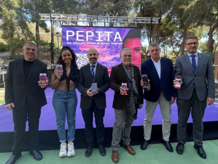 El director Benito Zambrano presenta en la Cueva de Nerja su película Pepita
