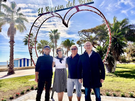 Torre del Mar estrena hoy su ‘Banco del Beso’ en el Paseo Marítimo