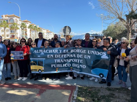 Casi 150 vecinos claman en una concentración “por un transporte público digno” para Almáchar y El Borge