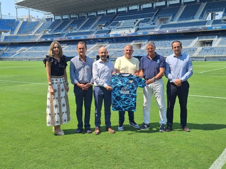 La Cueva de Nerja vuelve a lucir en la camiseta pre-match del Málaga CF