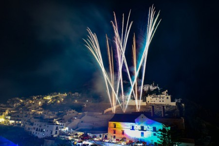 Un imponente espectáculo piromusical y Al- Maran y Neftis Paloma abren el Festival de las 3 Culturas de Frigiliana
<p class=